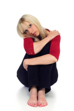 Sarı saçlı kız katta poz