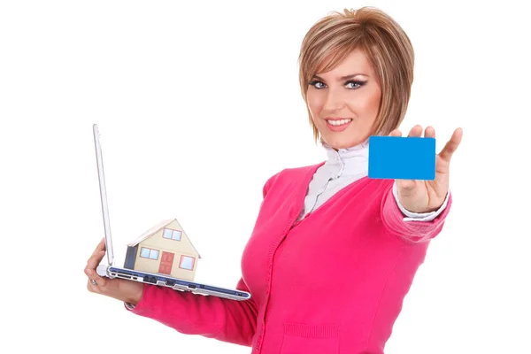 Donna in possesso di laptop, casa giocattolo e carta di credito vuota Foto Stock Royalty Free