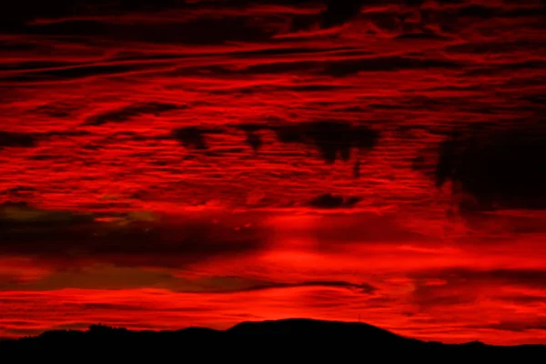 Dramático cielo de tormenta negro y rojo ardiente — Foto de Stock