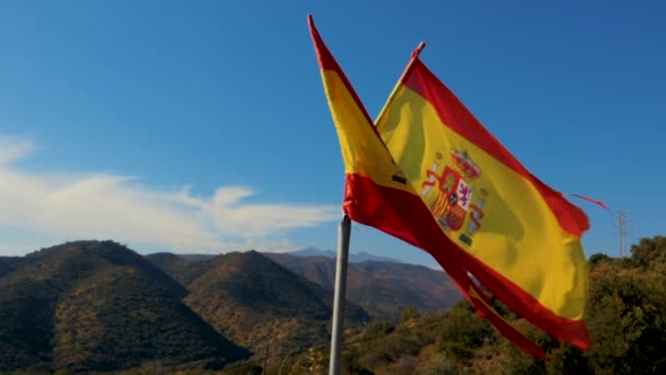 A spanyol zászló lassan mozdulva