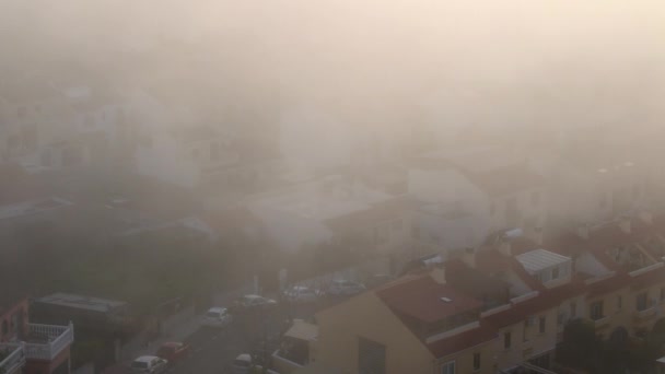 Espesa niebla procedente de África sobre la Costa del Sol, se vuelve muy oscura — Vídeo de stock