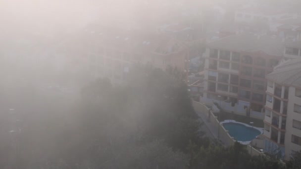 Dikke mist afkomstig uit Afrika over de Costa del Sol, wordt erg donker — Stockvideo