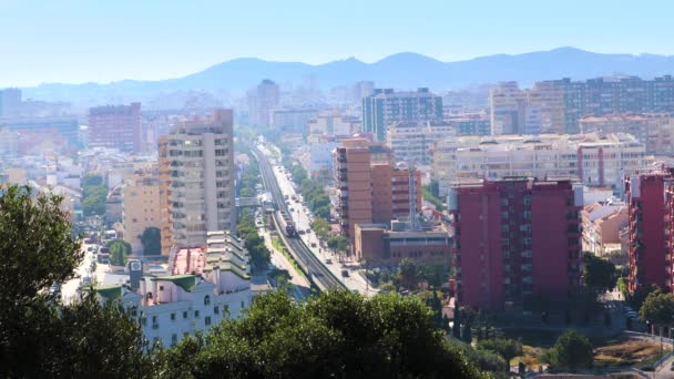 Fuengirola, Spanje-april 6, 2019: uitzicht op het centrum van de stad met de metro langs. — Stockvideo