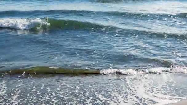 Mediterrán strand hullámok a strandon a napellenző idő, napfény tükrözi a víz felszínén. Fuengirola, Spanyolország. — Stock videók