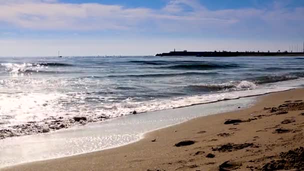 Mediterrán strand hullámok a strandon a napellenző idő, napfény tükrözi a víz felszínén. Fuengirola, Spanyolország. — Stock videók