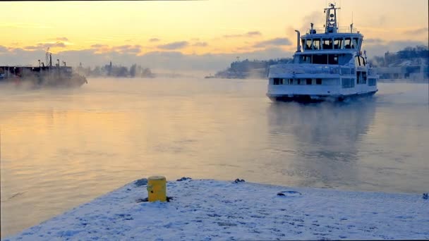 Helsinki, Finnország-január 8, 2015: egy kis komppal a jég között, Helsinki és Suomenlinna — Stock videók
