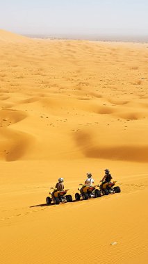 Çölde kirlilik, Atv çölde kum üzerinde park.