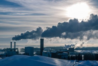 Finlandiya, Helsinki - 20 Ocak 2015: Vuosaari limanında sanayi, bacalardan çıkan duman kış