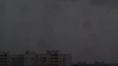 Fırtınalı ve gök gürültülü akşam gökyüzünde inanılmaz yıldırımlar. Doğu Avrupa.