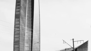 Uzun gökdelen ve güzel gökyüzü.