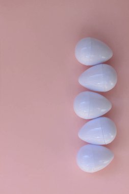 Plastik oyuncaklar yumurta pembe bir arka plan üzerinde kapat