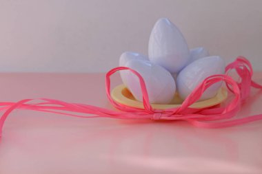 Plastik oyuncaklar yumurta pembe bir arka plan üzerinde kapat
