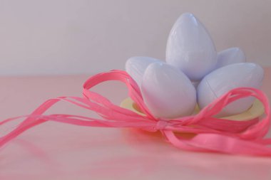 Plastik oyuncaklar yumurta plaka üzerinde pembe bir arka plan üzerinde kapat