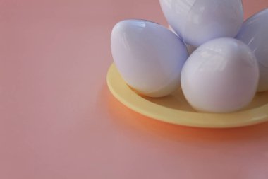 Plastik oyuncaklar yumurta pembe bir arka plan üzerinde kapat