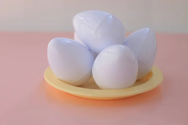 Plastik Spielzeug Eier auf rosa Hintergrund Nahaufnahme — Stockfoto