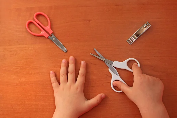 Cura delle unghie e delle mani per il bambino. Manicure per bambini. Vista dall'alto . — Foto Stock