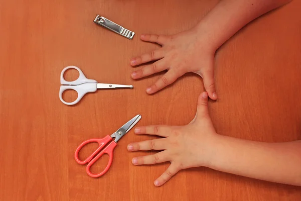 Cuidados com as mãos e unhas para a criança. Manicure infantil. Vista de cima . — Fotografia de Stock