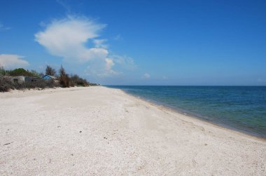 Azov Denizi 'nin deniz manzarası. Sahilde kimse yok. Güzel sahil.