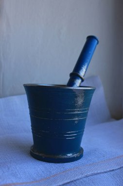 Keten arka planda havaneli antik metal harç