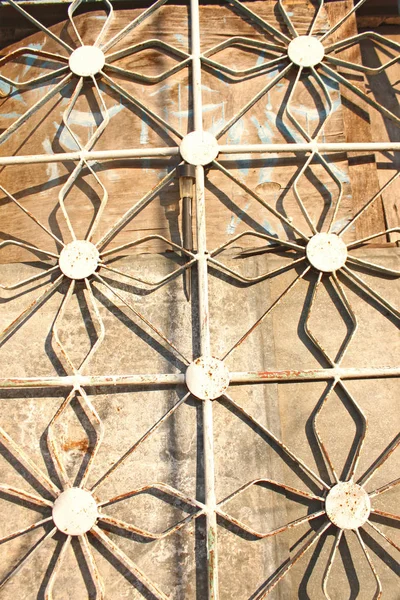 Metallo forgiato figurato reticoli sulle finestre, forma insolita, lanterna solare . — Foto Stock