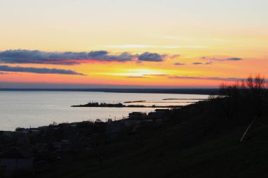 Deniz yüzeyinin altında büyük sarı güneşli parlak gün batımı