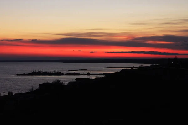 Heldere rode zonsondergang onder het zeeoppervlak — Stockfoto