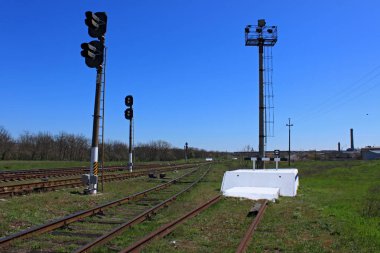 Güzel gökyüzüne karşı tren istasyonu. Demiryolu ile endüstriyel peyzaj. Demiryolu kavşağı.