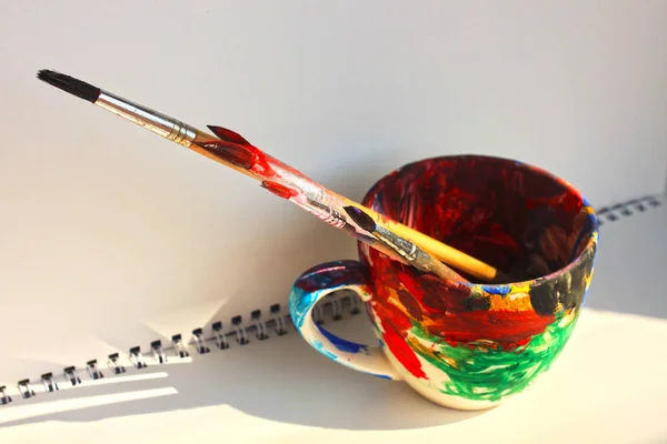 Art paint brushes in een beker met lege ruimte voor tekst — Stockfoto