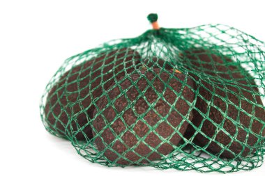 Taze organik hass avokado beyaz bir arka plan izole yeşil bir dize çanta içinde, sağlıklı gıda kavramı, kopya alanı.