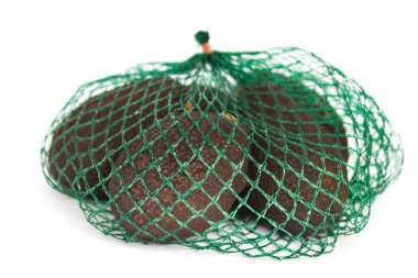 Taze organik hass avokado beyaz bir arka plan izole yeşil bir dize çanta içinde, sağlıklı gıda kavramı, kopya alanı.