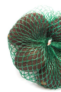 Taze organik hass avokado beyaz bir arka plan izole yeşil bir dize çanta içinde, sağlıklı gıda kavramı, kopya alanı.