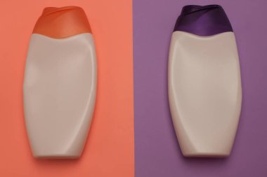 Güzellik, dekoratif kozmetik şişeleri. Şeftali ve mor renkler arka plan, düz yatıyordu, üst görünüm, minimalist pop-art tarzı
