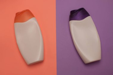 Güzellik, dekoratif kozmetik şişeleri. Şeftali ve mor renkler arka plan, düz yatıyordu, üst görünüm, minimalist pop-art tarzı