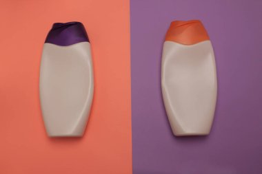 Güzellik, dekoratif kozmetik şişeleri. Şeftali ve mor renkler arka plan, düz yatıyordu, üst görünüm, minimalist pop-art tarzı