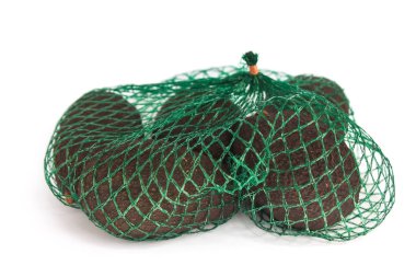 Taze organik hass avokado beyaz bir arka plan izole yeşil bir dize çanta içinde, sağlıklı gıda kavramı, kopya alanı.