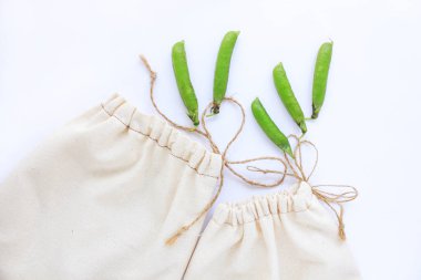 Sıfır atık kavramı, bedava plastik alışveriş için tekrar kullanılabilir pamuk torbaları, bezelyeler, gezegeni kurtarmak, eko tarzı yaşam, yer kopyalama