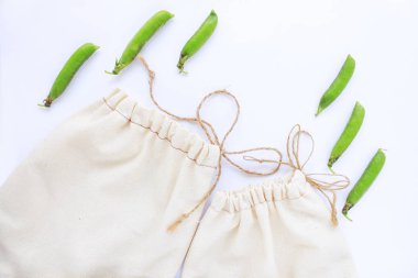 Sıfır atık kavramı, bedava plastik alışveriş için tekrar kullanılabilir pamuk torbaları, bezelyeler, gezegeni kurtarmak, eko tarzı yaşam, yer kopyalama