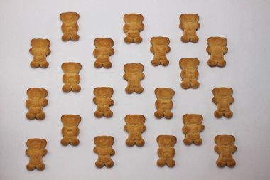 Beyaz arka planda sevimli ayılar kurabiye. Yukarıdan görünüm, düz yatıyordu.