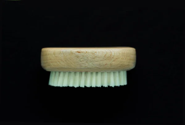 Brosse à ongles et corps en bois sur fond noir, design ergonomique, nettoyage et entretien naturel . — Photo