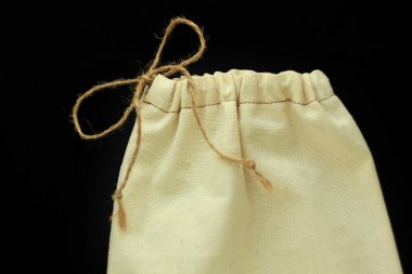 Eko çanta, ücretsiz plastik alışveriş için yeniden pamuk torbaları. Kumaş el yapımı paket. Sıfır atık kavramı, siyah arka plan.