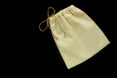 Eko çanta, ücretsiz plastik alışveriş için yeniden pamuk torbaları. Kumaş el yapımı paket. Sıfır atık kavramı, siyah arka plan.