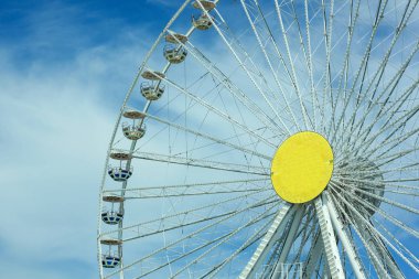 Mavi gökyüzü arka planda çok renkli dönme dolap. Kopya alanı, sokak fotoğrafçılığı.