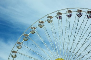 Mavi gökyüzü arka planda çok renkli dönme dolap. Kopya alanı, sokak fotoğrafçılığı.