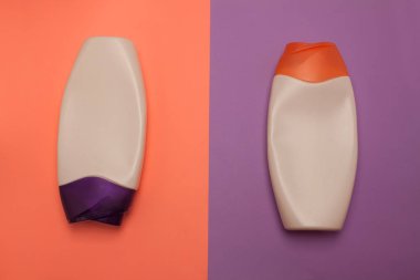 Güzellik, dekoratif kozmetik şişeleri. Şeftali ve mor renkler arka plan, düz yatıyordu, üst görünüm, minimalist pop-art tarzı