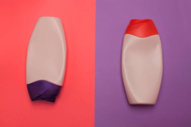 Güzellik, dekoratif kozmetik şişeleri. Pembe ve mor renkler arka plan, düz yatıyordu, üst görünüm, minimalist pop-art tarzı