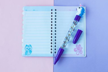 Pembe ve mor duotone arka plan üzerinde şık tek boynuzlu at kalemile Okul kırtasiye.