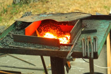 Demirci nin örsi dövme veya dökme çelikten yapılmış, sert çelikten yapılmış demir, dövme metalin sokak sergisi