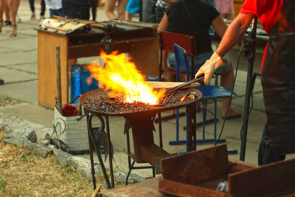 The blacksmith's anvil is made of forged or cast steel,wrought iron with a hard steel,street exhibition of forging metal — Stock Photo, Image