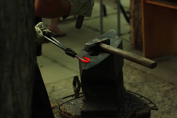 El yunque del herrero está hecho de acero forjado o fundido, hierro forjado con un acero duro, exposición callejera de metal forjado —  Fotos de Stock