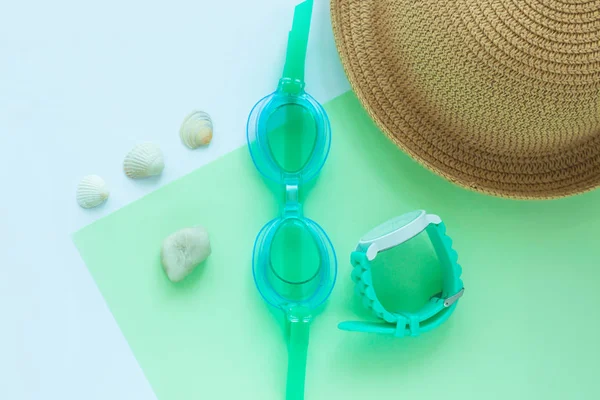 Watersport gözlük, şapka, nane ve açık mavi arka plan, minimalist tarzı, kopya alanı izlemek ile yaz flatlay.